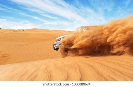 Driftendes Offroad-Auto 4x4 in der Wüste. Frieren Sie die Bewegung von explodierendem Sandpulver in die Luft ein. Aktion und Freizeitbeschäftigung.