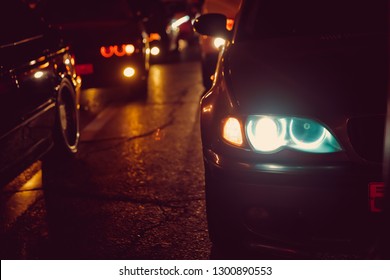 車の夜景。彼らが帰宅している間、車のための黄色と赤の電気ライトのある夜。車は夜に競争します。夜行列車の明かりだけ。