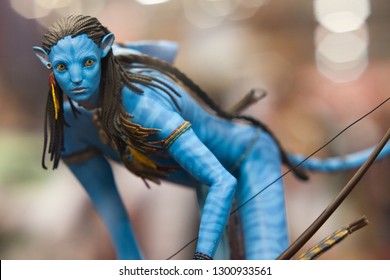 SAN DIEGO, CALIFORNIË - JULI 22, 2010: Sideshow Collectibles toont Neytiri Polystone-standbeeld uit Avatar-film