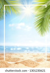 Fondo de verano con marco, naturaleza de playa dorada tropical con rayos de luz solar y palma de hoja. Primer plano de la playa de arena dorada, mar, cielo azul, nubes blancas. Copie el espacio, el concepto de vacaciones de verano.