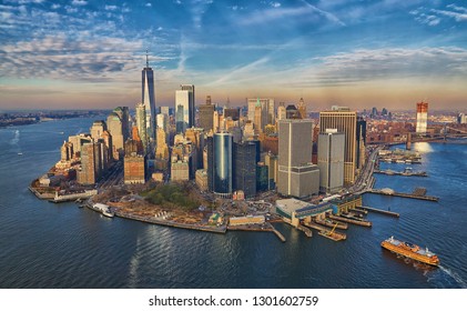 マンハッタンの金融街の高層ビルのスカイライン