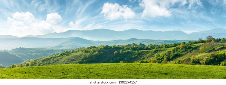 toàn cảnh vùng nông thôn xinh đẹp của romania. buổi chiều nắng. phong cảnh mùa xuân tuyệt vời ở vùng núi. đồng cỏ và những ngọn đồi trập trùng. phong cảnh nông thôn