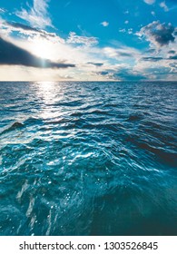 Schöner blauer Seehorizont und Himmel des Seestücks. Ruhige Szene. Natürliche Zusammensetzung der Natur. Landschaft.