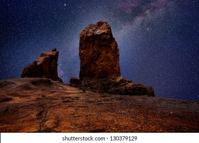 Gran Canaria Roque Nublo w świetle gwiazd nocnych, montaż fotograficzny [ilustracja fotograficzna]