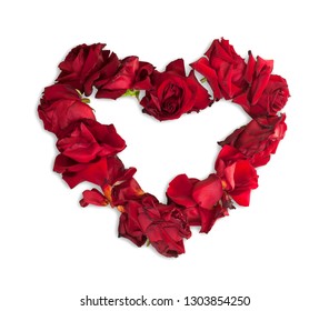 白で隔離される赤いバラの花びらの美しい心。幸せなバレンタインデーのグリーティング カード