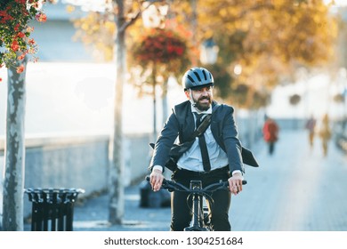 Hipster zakenman forens met elektrische fiets die naar huis reist van het werk in de stad.