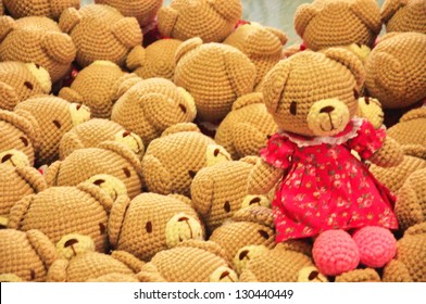 Ein Teddybär lokalisiert auf Teddyhintergrund