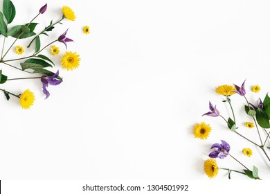 花の組成物。白い背景に黄色と紫の花。春、イースターのコンセプト。フラット レイアウト、トップ ビュー、コピー スペース