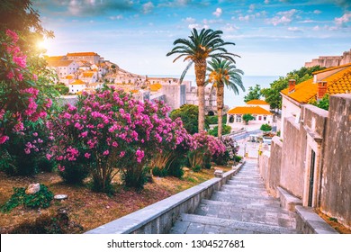 Espléndida vista en la famosa ciudad europea de Dubrovnik en un día soleado. Lugar de ubicación Croacia, Dalmacia del Sur, Europa. Resort mediterráneo, patrimonio de la humanidad por la UNESCO. Descubre la belleza de la tierra.