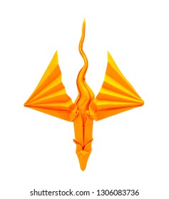 Foto de um lindo dragão laranja de origami isolado em fundo branco.