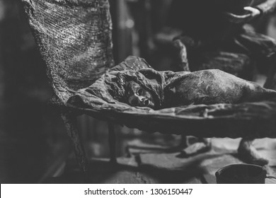 Blikken oud speelgoed - bange baby in bed