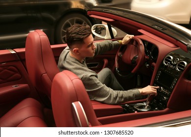 Sexy, reich, Kerl. Modell. Mann. Männlich. Bentley, Supersportwagen, Auto, Superauto. Attraktiv. Komfort. Lux, Luxus, Fahrzeugführer. Auto, Auto. Erfolg, erfolgreich. Glücklicher Traum. Jung.