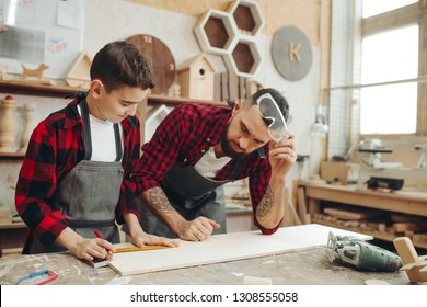 好奇心旺盛な少年は、有名な木工職人から大工の授業を受けます。趣味は職業によって仕事に成長しています。