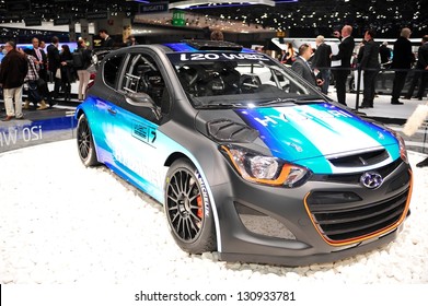 GENVE, 5 maart: Hyundai i20 WRC, gepresenteerd op de 83e Autosalon van Genève, in Zwitserland op 5 maart 2013.