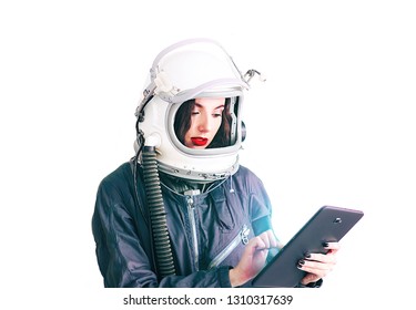 Nettes Mädchen, das Informationen in der Tablette studiert. Astronautenmädchen in einem Raumanzug. Isoliert auf weißem Hintergrund. Freier Platz für Text. Weltraumhelm. Weiß isoliert. Weltraummädchen. Struktur-Tapete.