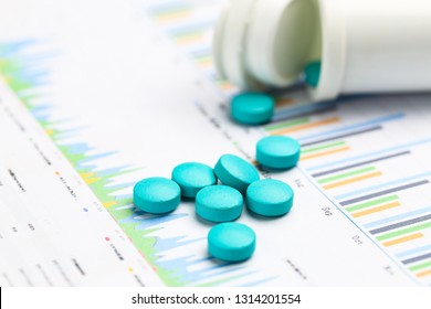 统计图表背景上白色瓶子外面的蓝色药片