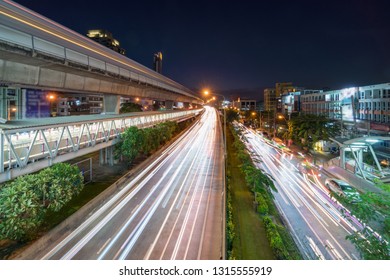 trafiklys og sky train-system i myldretiden ved skumringstid i Bangkok, transport med bybilledet koncept