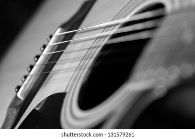 被写界深度が非常に浅いアコースティック ギター、弦に焦点を当てます。黒、白