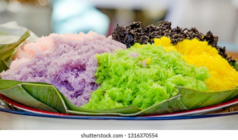 Món tráng miệng kiểu truyền thống của Thái Lan được gọi là 'khao neaw moon', hoặc xôi ngọt nấu với đường và nước cốt dừa để ăn với xoài chín, với tông màu nhẹ nhàng