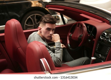 Sexy, reicher Typ. Model. Mann. Männlich. Bentley, Supersportwagen, Auto. Attraktiv. Komfortabel. Luxus. Fahrzeugführer. Auto. Erfolgreich. Glücklich. Jung.