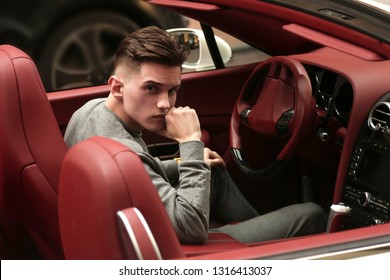 Sexy, reich, Kerl. Modell. Mann. Männlich. Bentley, Supersportwagen, Auto, Superauto. Attraktiv. Komfort. Lux, Luxus, Fahrzeugführer. Auto, Auto. Erfolg, erfolgreich. Glücklicher Traum. Jung.