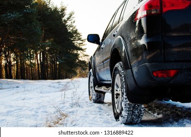 雪に覆われた冬道の車のタイヤ。降雪時の朝の雪に覆われた路地の車両