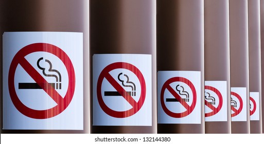 柱に取り付けられた一連の禁煙標識で、健康的な禁煙環境のための遠近感が薄くなっています。