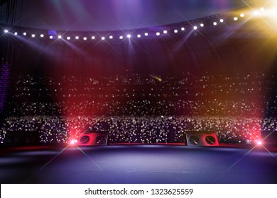 空のメイン ステージの大きな音楽祭。観客でいっぱいのスタジアムの周り。ファンは懐中電灯を持っています