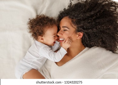Tình yêu của một người mẹ và em bé. Gia đình trong nhà. Cách sống