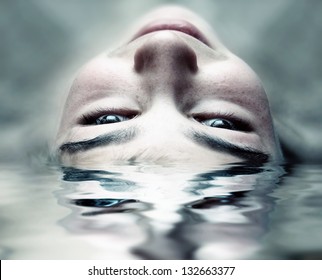 水の中の顔のトーンの写真