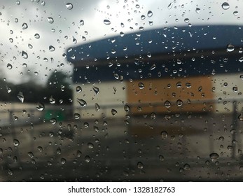 venster met regenseizoen
