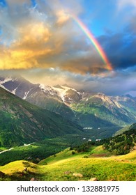 雨上がりの山の谷にかかる虹。美しい風景