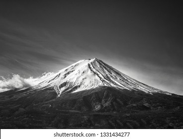雄大な富士山、日本の白黒バージョン。