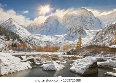 Lago de montaña de invierno cubierto de nieve, Rusia, Siberia, montañas de Altai, cresta de Chuya.
