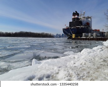 Un buque de carga se asienta en un puerto de hielo, Toronto, Canadá.