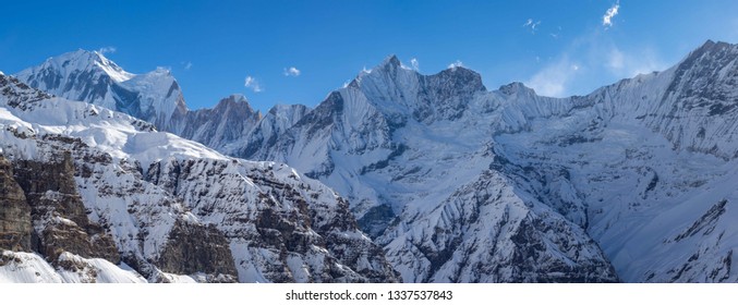 ネパールのヒマラヤ山脈の美しい雪に覆われた山々。