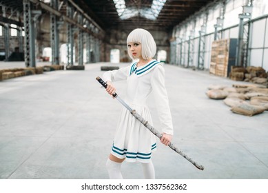 Garota loira estilo anime com espada
