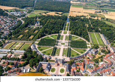 ภาพถ่ายทางอากาศของเมืองชเวทซิงเงนและปราสาทในประเทศเยอรมนี
