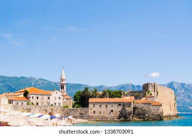 stara mestna trdnjava na morju v Budvi v Črni gori blizu plaže