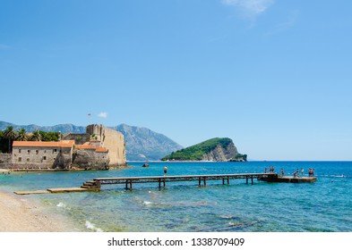vieille ville de Budva et l'île Saint-Nicolas au Monténégro