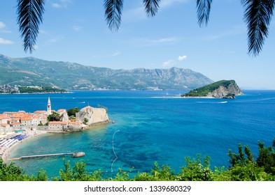 Pogled od zgoraj na staro mestno trdnjavo Budva na morju v Črni gori nasproti otoka sv. Nikolaja
