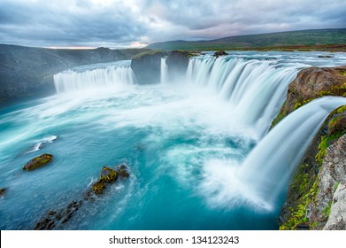 Godafoss ist ein sehr schöner isländischer Wasserfall. Es liegt im Norden der Insel, nicht weit vom See Myvatn und der Ringstraße entfernt. Dieses Foto wurde nach dem Mitternachtssonnenuntergang aufgenommen