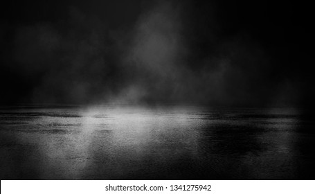 Escena de fondo de la calle vacía. Vista nocturna del río, el cielo nocturno con nubes, el reflejo de la luz en el agua. Niebla de humo