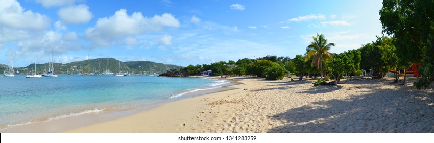Tropischer karibischer Strand auf der Insel Antigua. Blauer Himmel, azurblaues Meer, Palmen und weißer Sand. Pigeon Point-Strand.