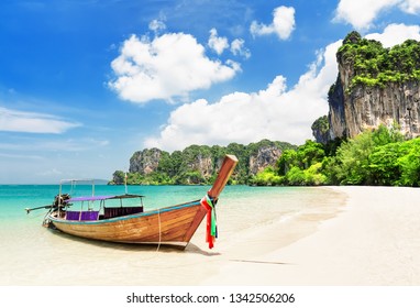 クラビ県のタイの伝統的な木製ロングテール ボートと美しい砂のライレイ ビーチ。タイ、アオナン。