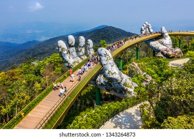 Nhìn từ trên không của Cầu Vàng được nâng bởi hai bàn tay khổng lồ trong khu du lịch Bà Nà Hill Đà Nẵng, Việt Nam. Khu du lịch núi Bà Nà là điểm đến yêu thích của du khách