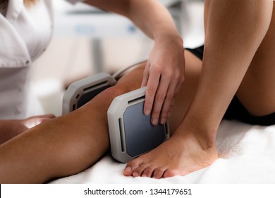 Terapia magnética. Ímãs usados ​​em fisioterapia, colocados no joelho do paciente.