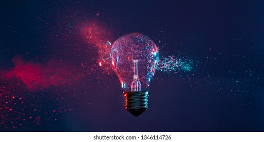 Hochgeschwindigkeits-Studiofotografie, Moment des Aufpralls einer Kugel auf eine klassische Glühbirne. Detail der Glasexplosion, der blauen und lila Beleuchtung. Konzept der veralteten Energie.