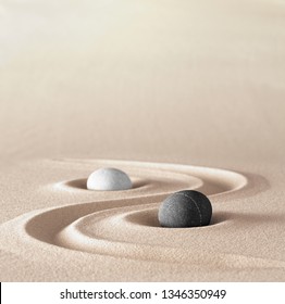 Yin und Yang Symbol des Dualismus in der alten chinesischen Philosophie, wo sich gegensätzliche oder gegensätzliche Kräfte ergänzen. Wie hell und dunkel oder Feuer und Wasser, männlich und weiblich. Ein schwarzer und weißer runder Stein