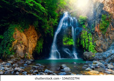 Cascada. Imagen de una magnífica cascada que fluye desde las profundidades del bosque. Cascada de Sudusen. Yalova, Bursa, Turquía.